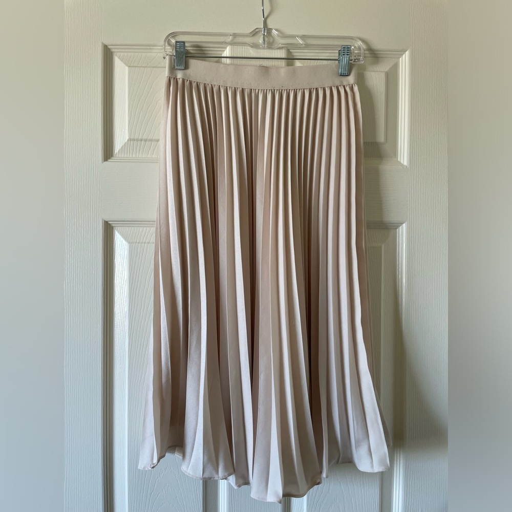 CREAM COLORED PLEATED SKIRT